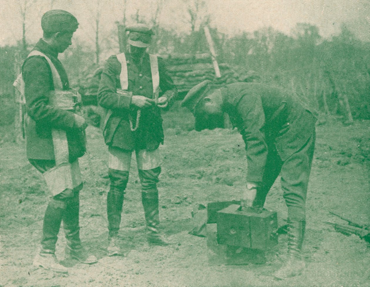 Fotógrafos aéreos que fixam em chicotes de paraquedas antes de fazer uma subida, c1917 1919 de Unbekannt