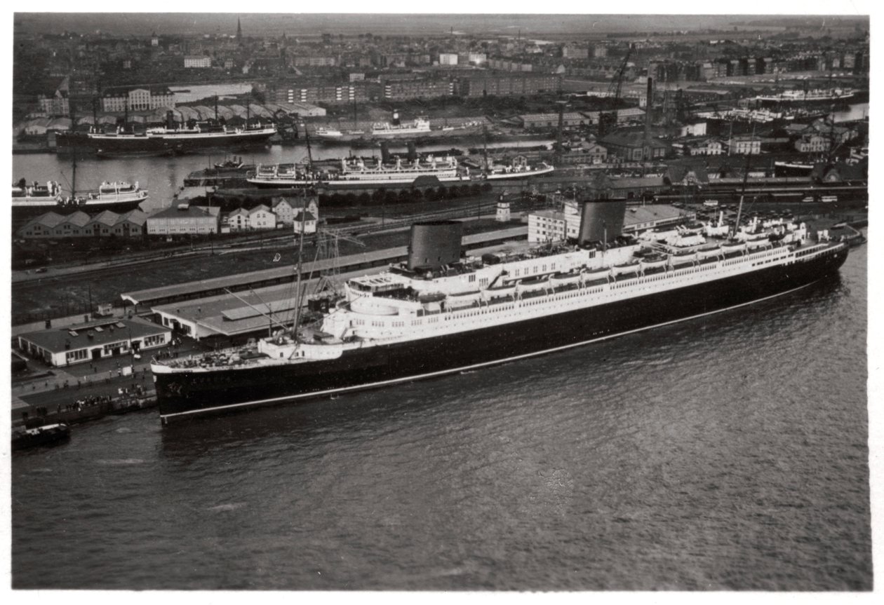 Vista aérea do porto de Bremen, na Alemanha, e do navio Europa, de um Zeppelin, c1931 1933 de Unbekannt