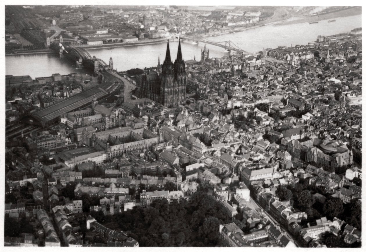 Vista aérea de Colônia, Renânia do Norte-Vestfália, Alemanha, de um Zeppelin, c1931 1933 de Unbekannt