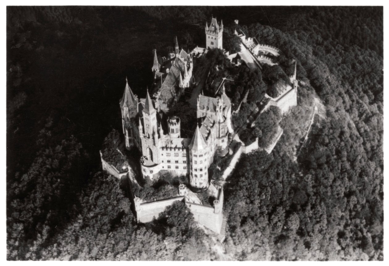Vista aérea do Castelo Hohenzollern, Baden-Wurttemberg, Alemanha, de um Zeppelin, c1931 1933 de Unbekannt