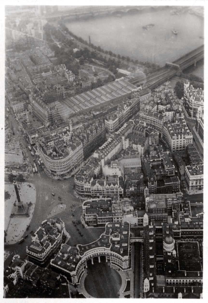 Vista aérea da Trafalgar Square, Londres, de um Zeppelin, 1931 1933 de Unbekannt