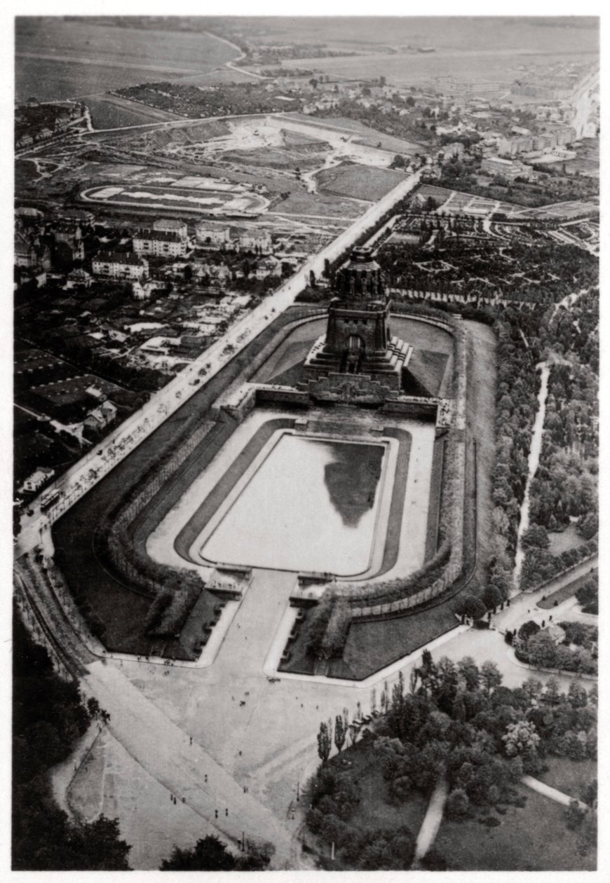 Vista aérea de Volkerschlachtdenkmal, Leipzig, Alemanha, de um Zeppelin, c1931 1933 de Unbekannt