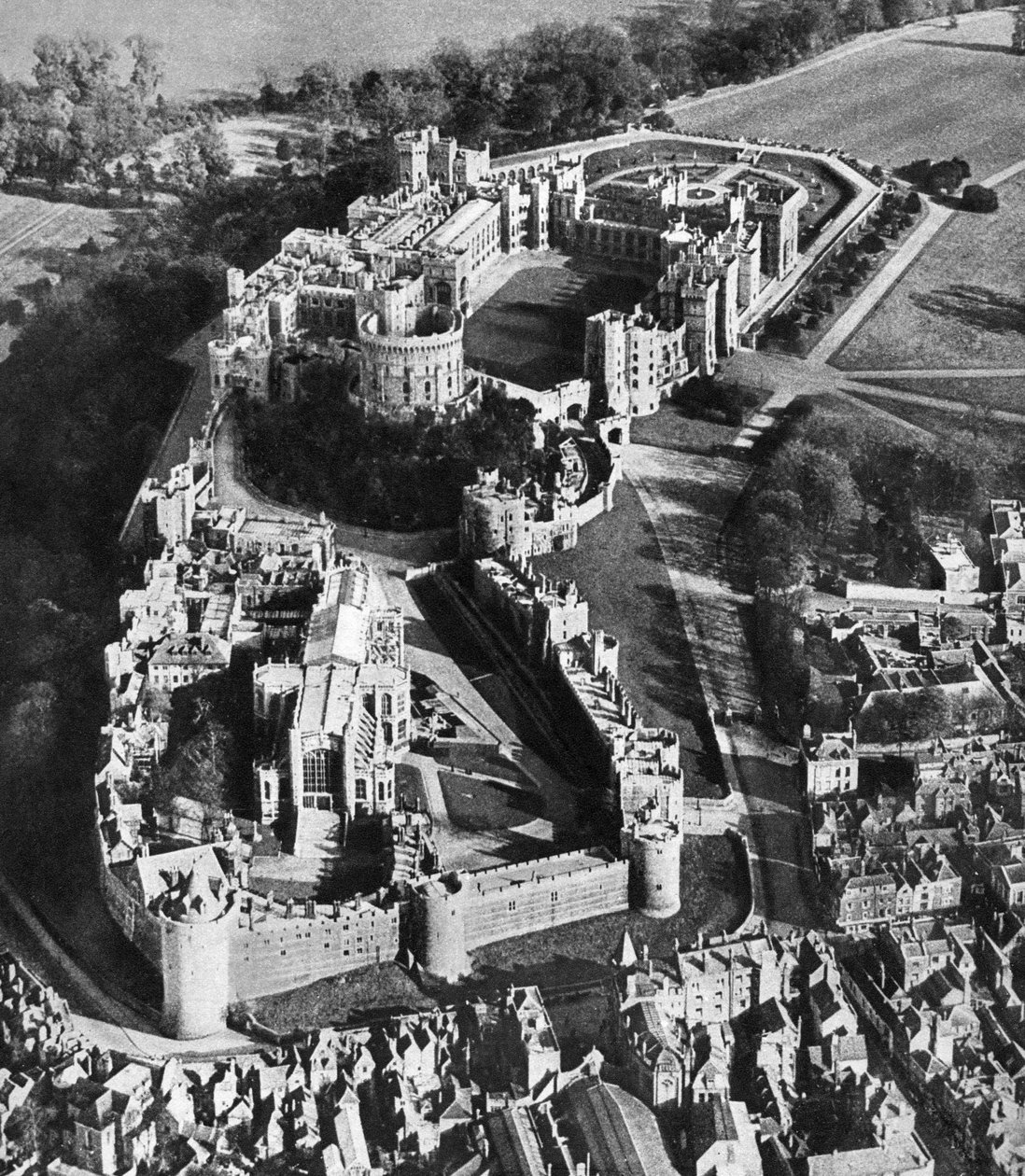 Vista aérea do Castelo de Windsor, com a Capela de St Georges em primeiro plano, 1935 de Unbekannt