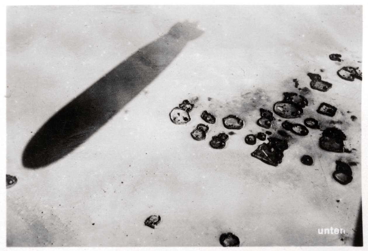 Vista aérea de um assentamento no deserto, com uma sombra projetada por um Zeppelin, 1931 1933 de Unbekannt
