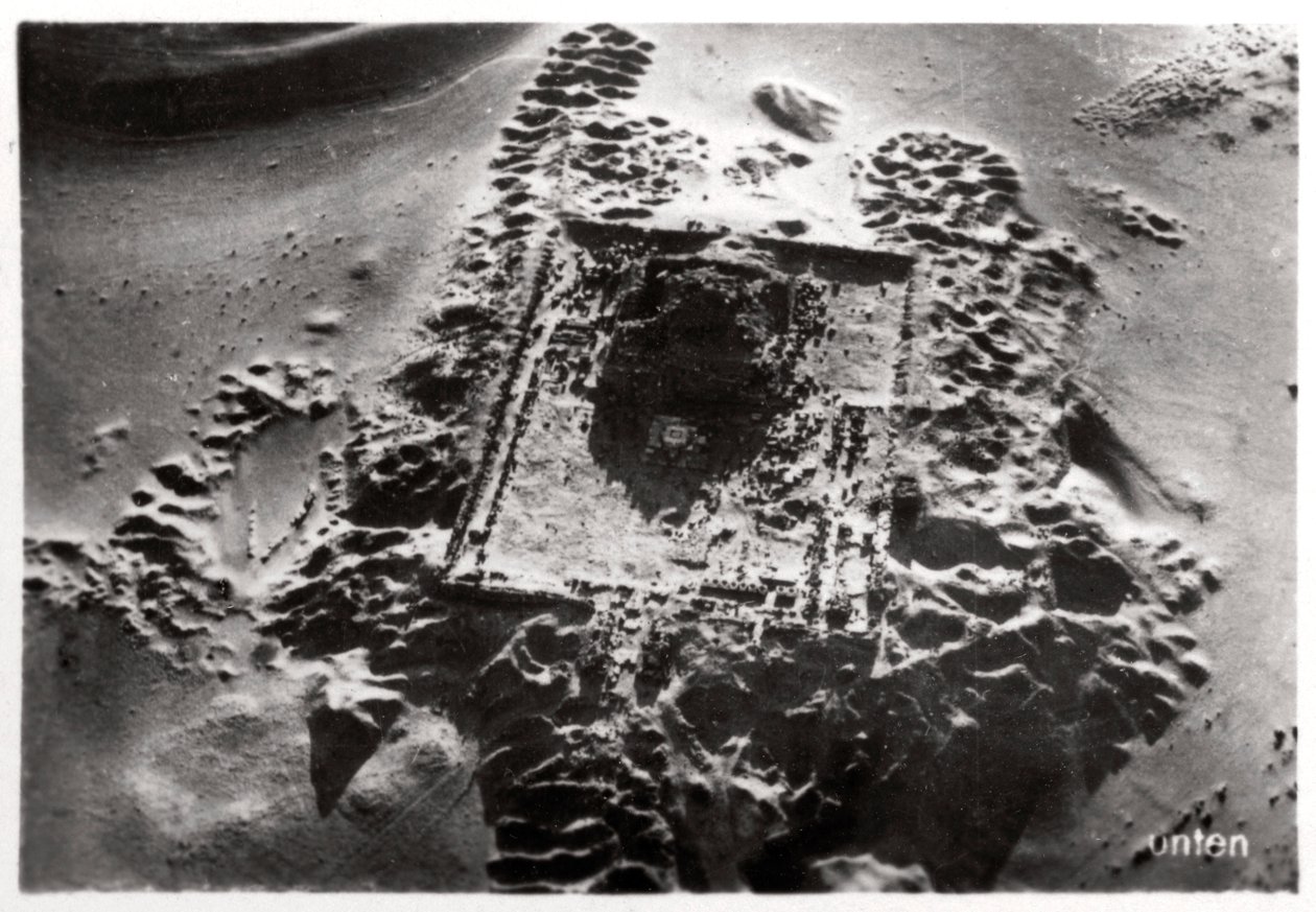 Vista aérea de escavações arqueológicas perto de Saqqara, Egito, 1931 1933 de Unbekannt