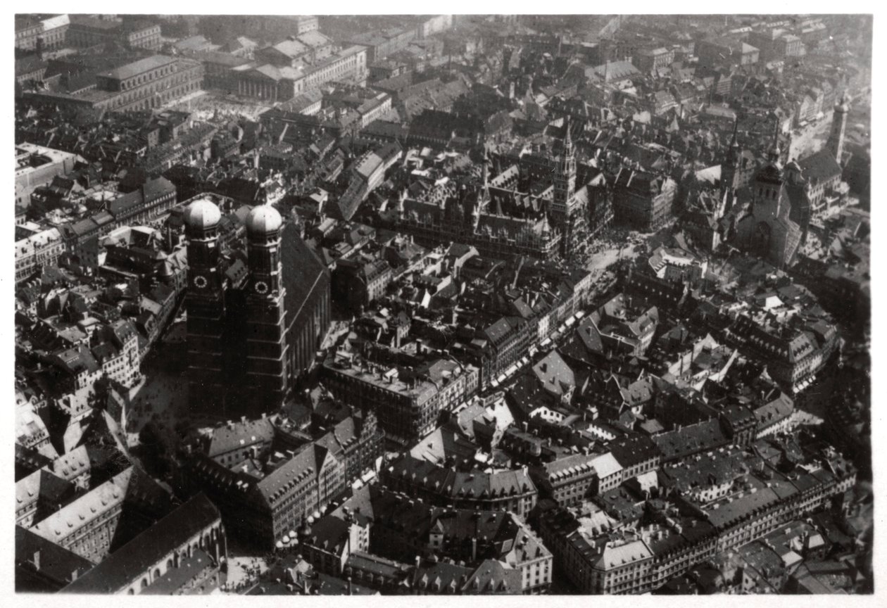 Vista aérea da Frauenkirche, Munique, Alemanha, de um Zeppelin, c1931 1933 de Unbekannt