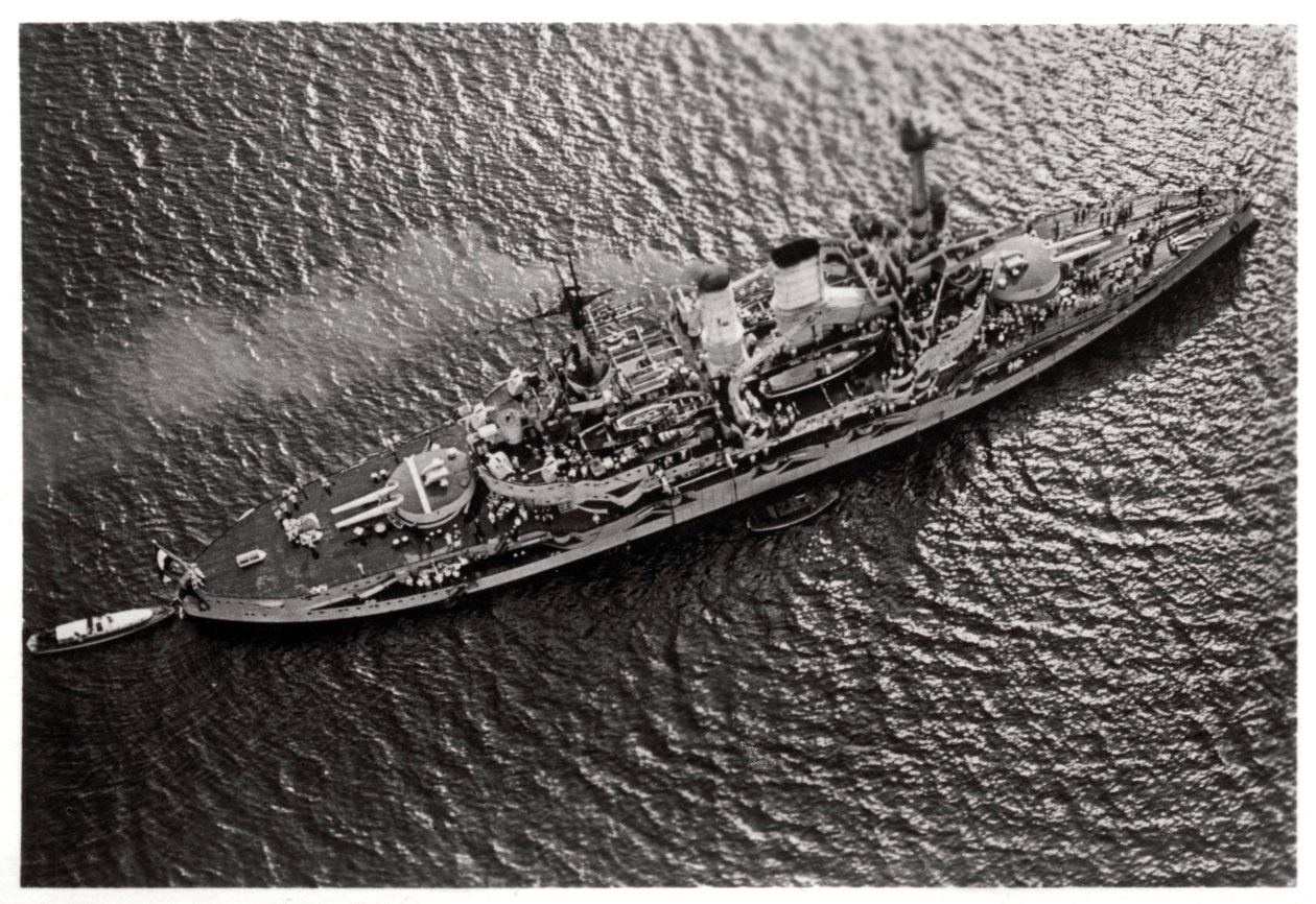 Vista aérea do navio de guerra alemão SMS Schlesien, de um Zeppelin, c1931 1933 de Unbekannt