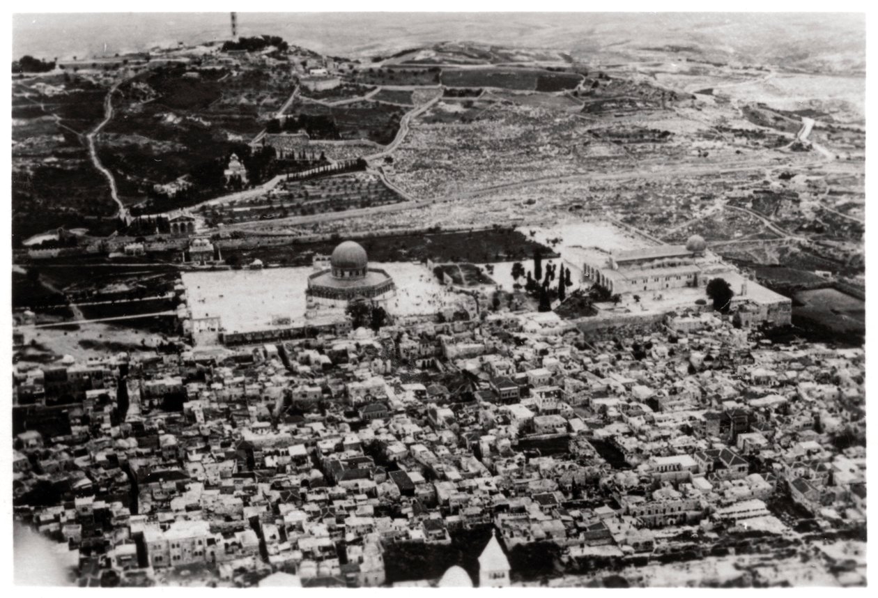 Vista aérea da mesquita de Omar, Jerusalém, Palestina, de um Zeppelin, 1931 1933 de Unbekannt