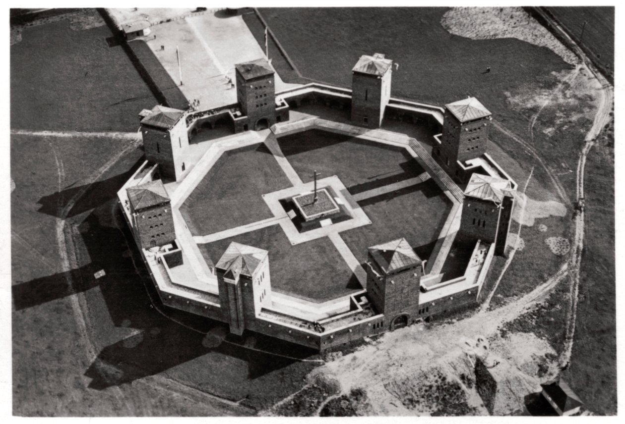 Vista aérea do Tannenberg Memorial, perto de Olsztynek, Polônia, de um Zeppelin, c1931 1933 de Unbekannt