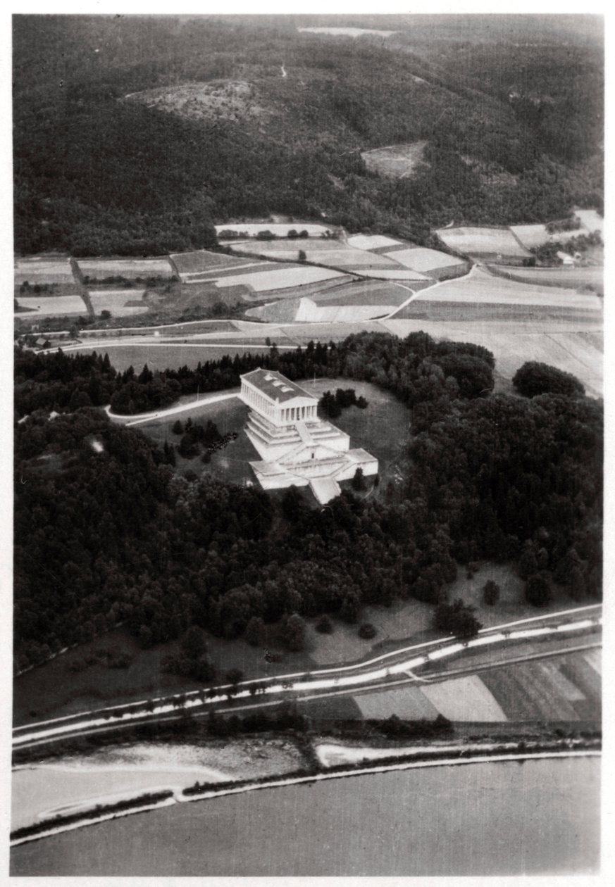 Vista aérea do templo de Walhalla, perto de Regensburg, Alemanha, de um Zeppelin, c1931 1933 de Unbekannt