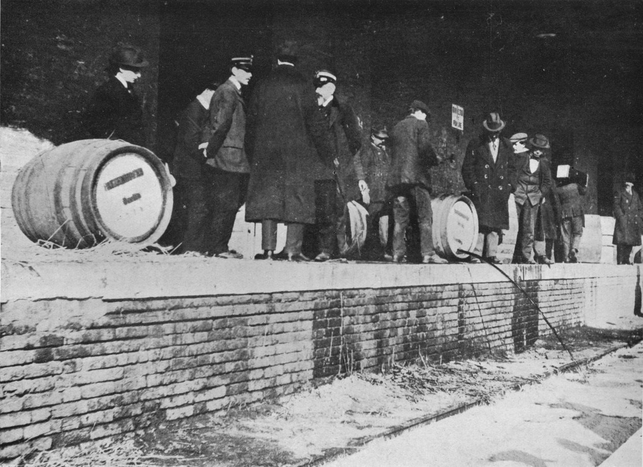 Após a Declaração de Guerra: cerveja alemã sendo vendida em uma alfândega italiana, 1915 de Unbekannt