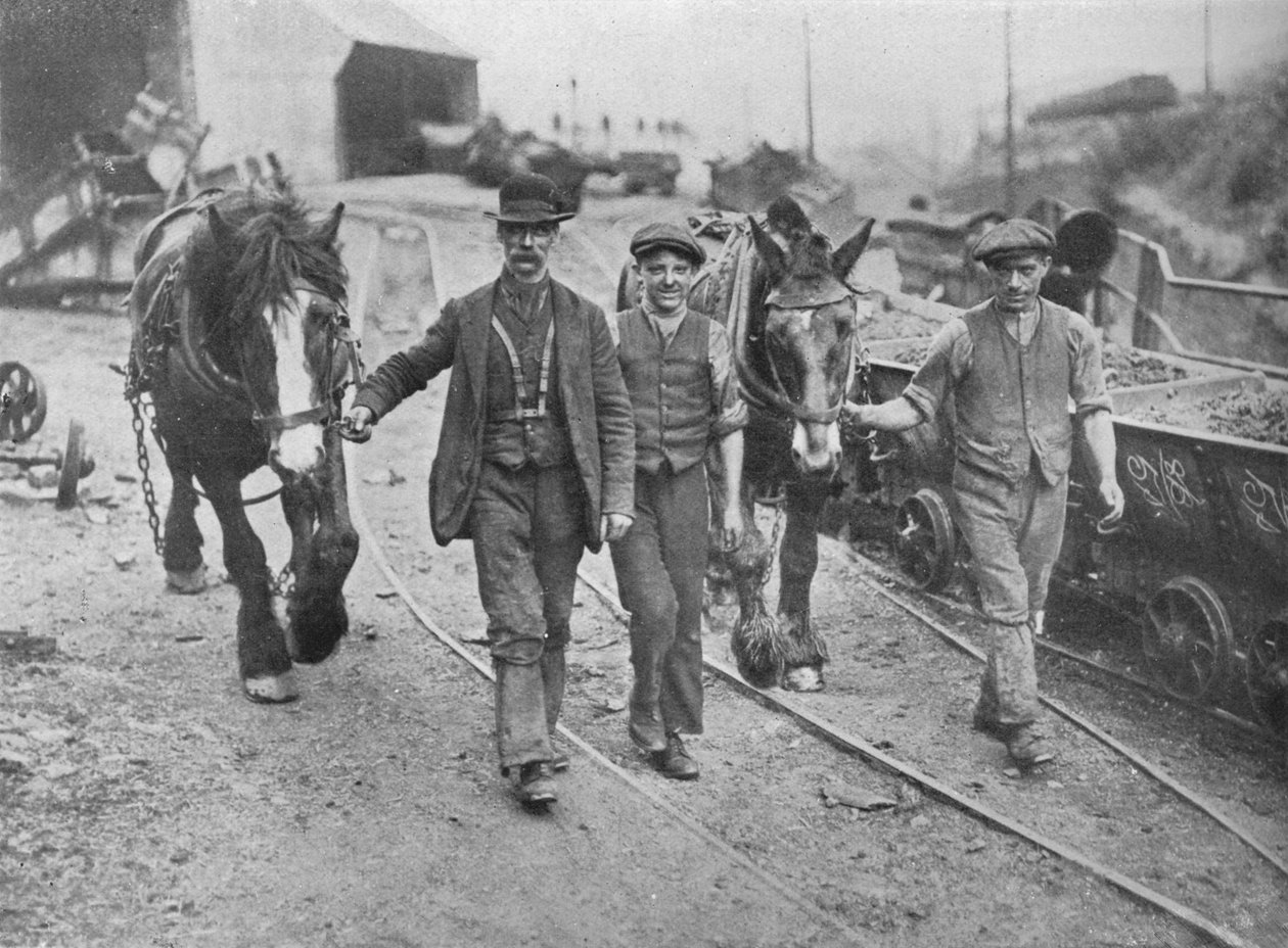 Após o acordo: Mineiros levando seus pôneis de volta ao poço, 1915 de Unbekannt