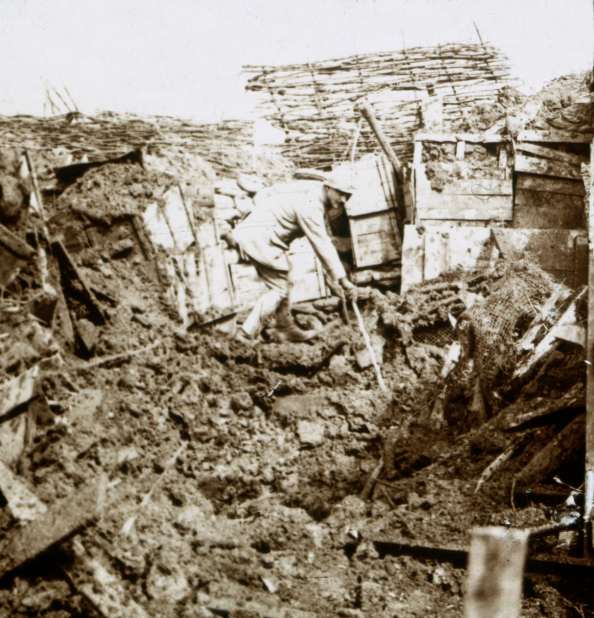 Rescaldo de uma concha, um soldado na cratera, c1914-c1918 de Unbekannt
