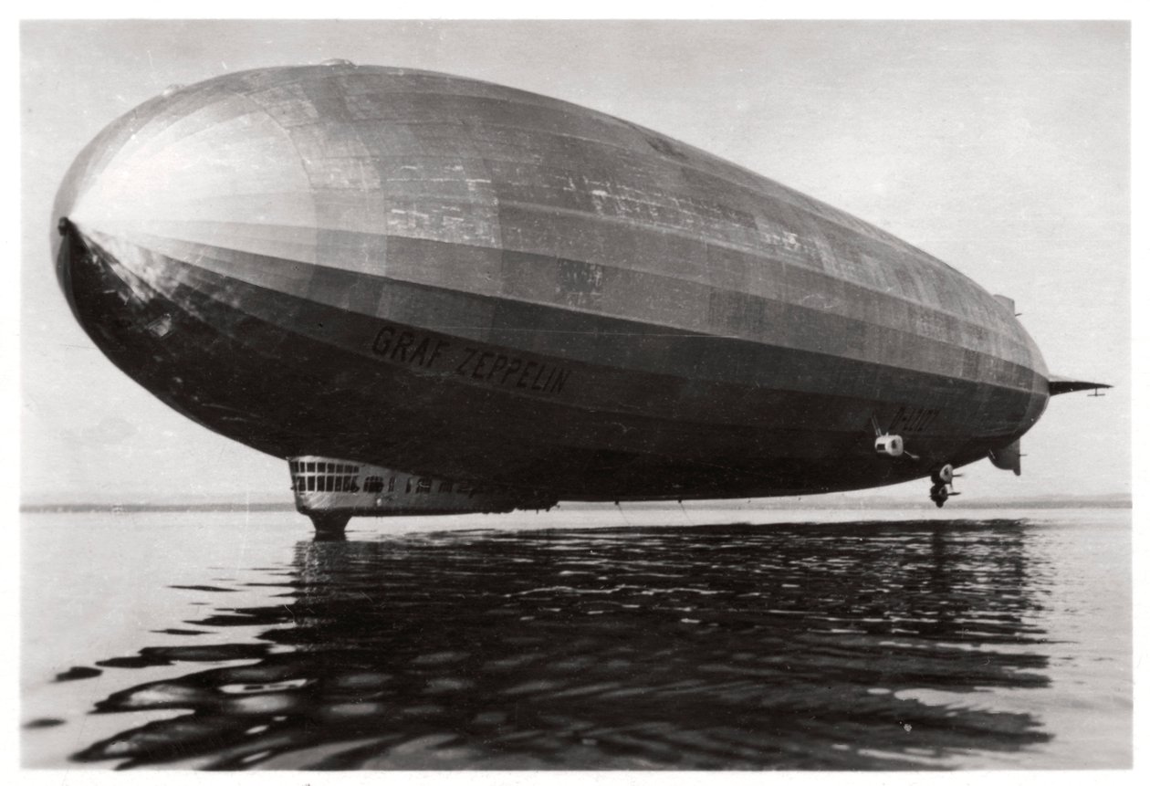 Dirigível LZ127 Graf Zeppelin pousando no Lago Constança, Alemanha, 1933 de Unbekannt