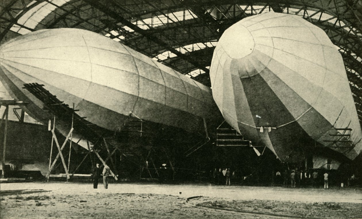Dirigíveis no hangar, Primeira Guerra Mundial, 1914, c1920. de Unbekannt