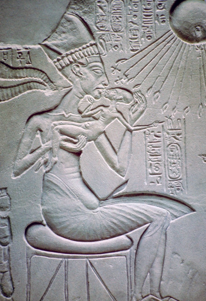 Akhenaton segurando uma de suas filhas de Unbekannt