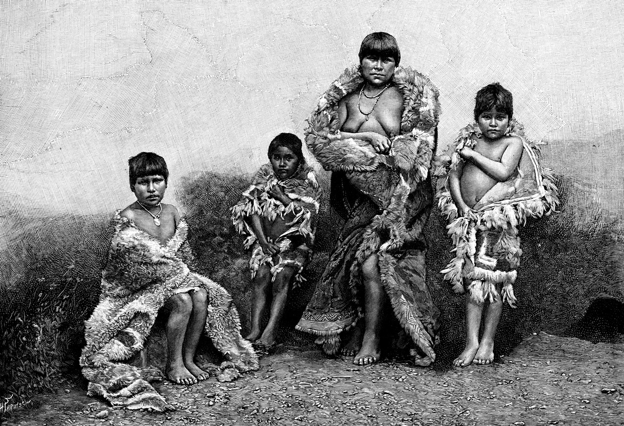 Alakaluf Fuegians, vestidos com peles de guanaco, Chile, 1895 de Unbekannt