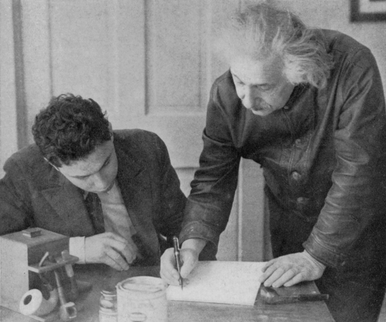 Albert Einstein, matemático e físico germano-suíço-americano, com um aluno de Unbekannt