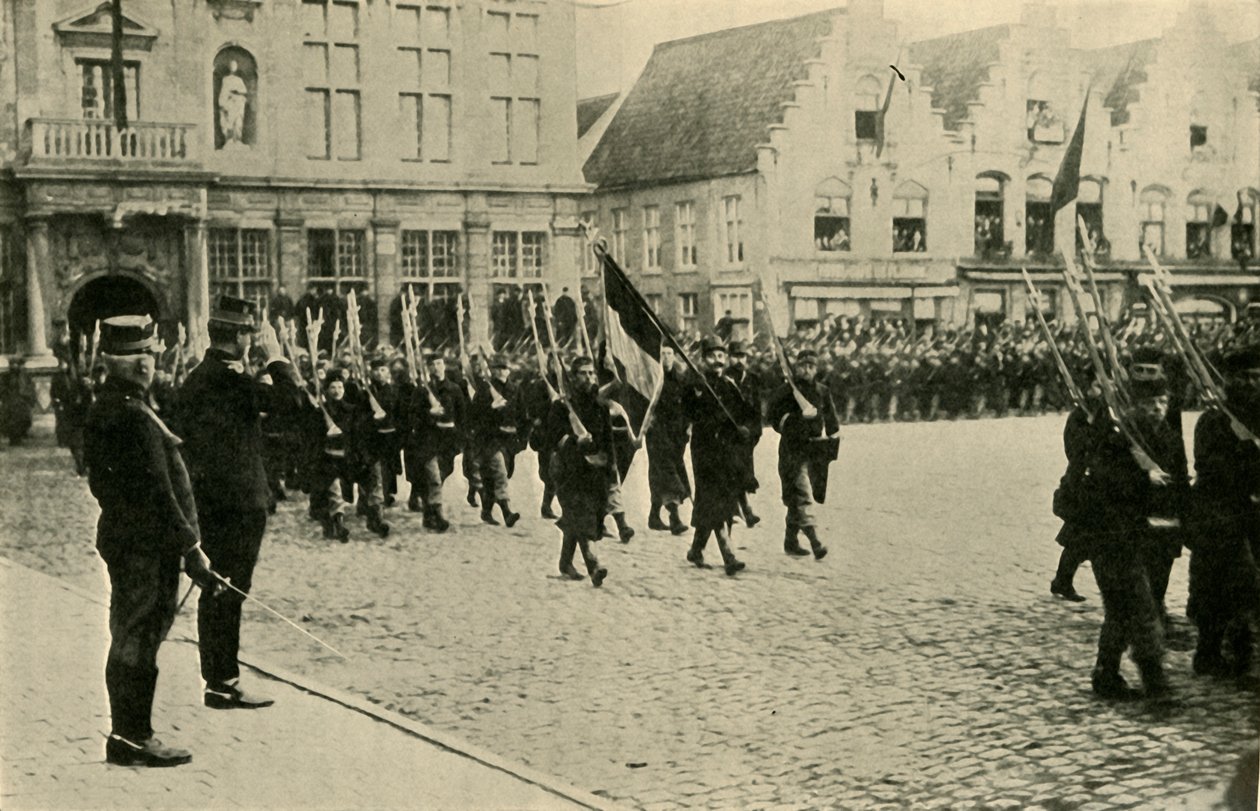 Albert I, da Bélgica, revendo tropas, Primeira Guerra Mundial, 1914, c1920. de Unbekannt