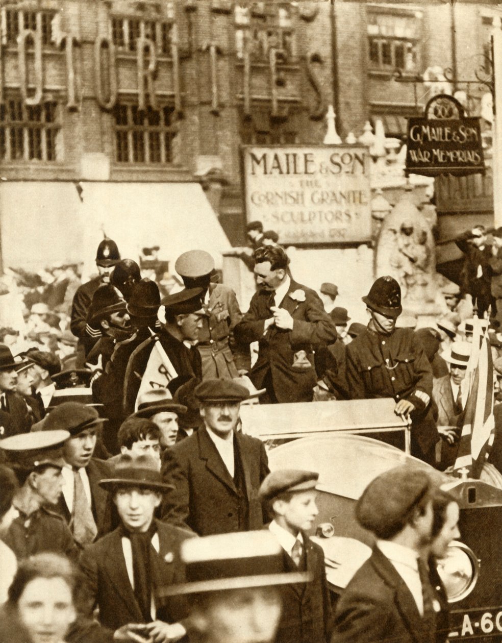 Alcock e Brown ... após o primeiro vôo transatlântico sem escalas, Londres, junho de 1919, 1935. de Unbekannt