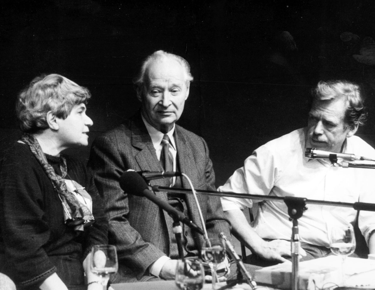 Alexander Dubcek com a Sra. Rita Klimova, Mais tarde para se tornar Embaixador da Checoslováquia nos Estados Unidos e Vaclav Havel, durante uma conferência de imprensa do Fórum Cívico em 24 de novembro de Unbekannt