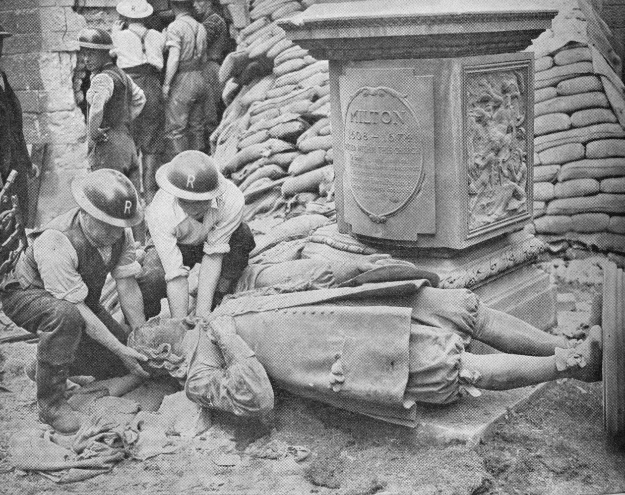 Invasão durante toda a noite na Britains Capital - Estátua de John Milton, 1940, 1940 de Unbekannt