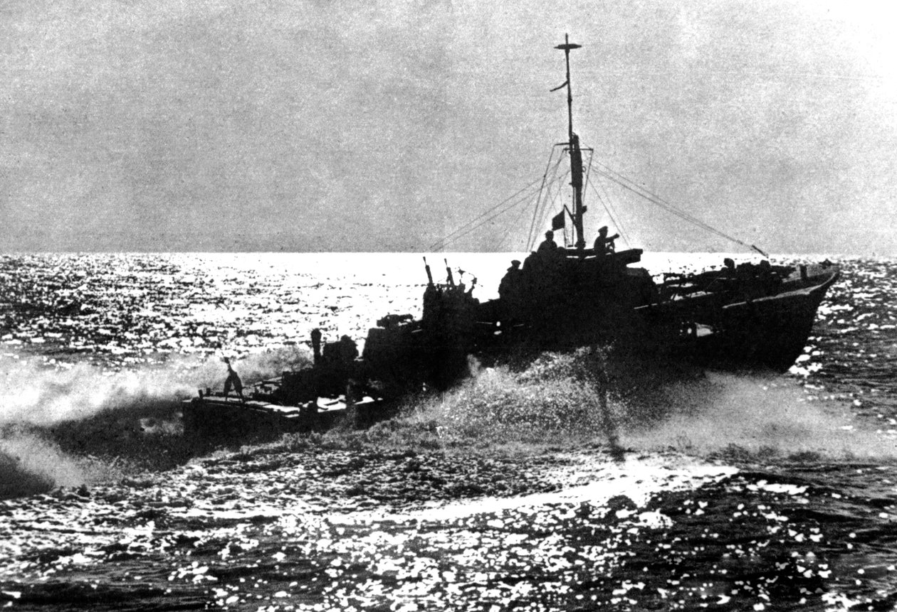 Barco de torpedo a motor aliado em patrulha na costa francesa, 1944 de Unbekannt