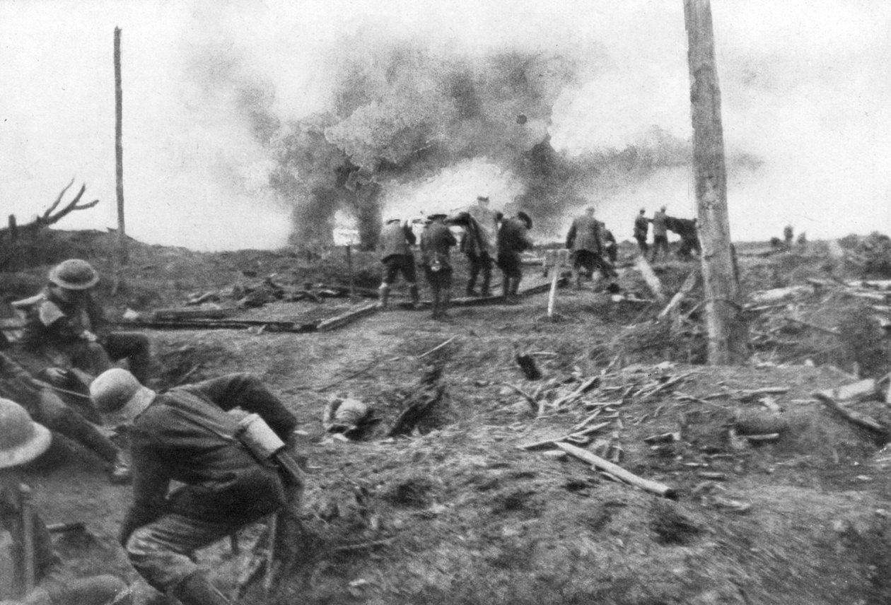 Tropas aliadas e prisioneiros alemães na estrada Menin, perto de Ypres, Bélgica, 30 de outubro de 1917 de Unbekannt