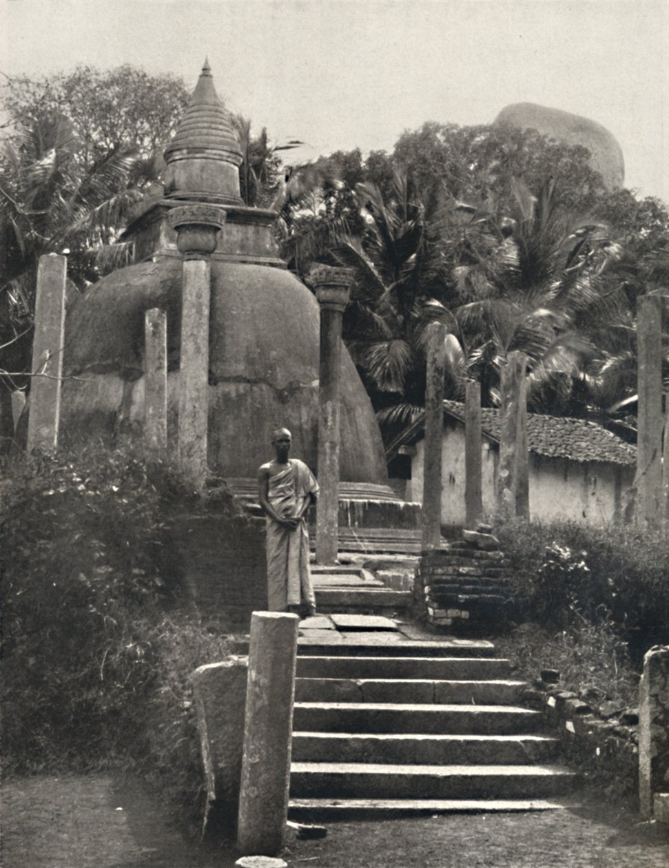 Ambatthala Dagoba em Mihintale, local de descanso das relíquias de Mahinda, construído em 275 aC BC, 1926 de Unbekannt