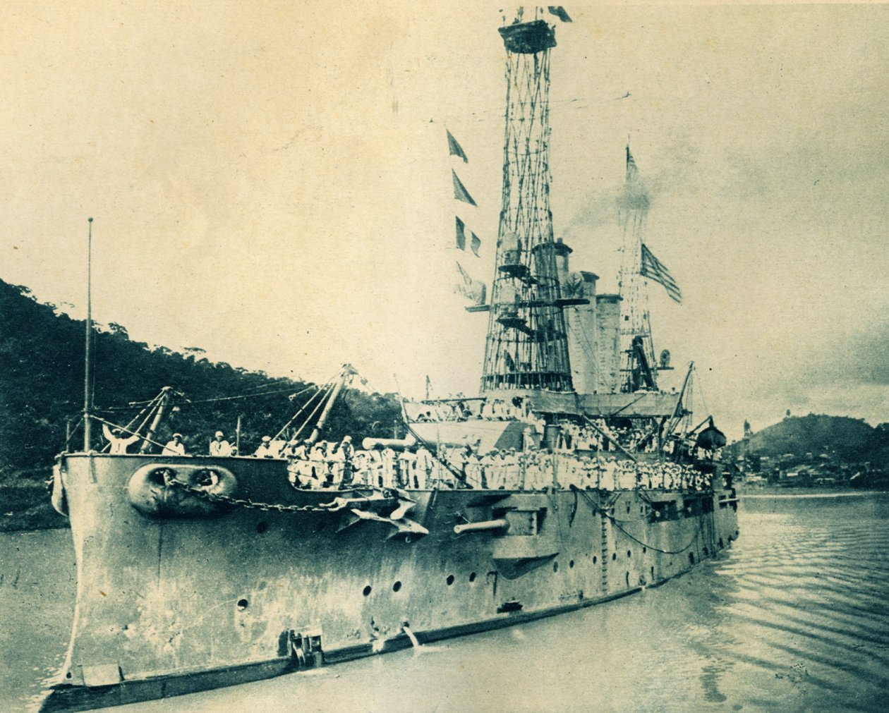 Navio de batalha americano Missouri a fazer a passagem pelo canal do panamá de Unbekannt