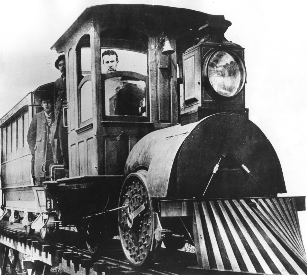 Inventor americano Thomas Alva Edison a bordo de uma ferrovia elétrica, 1892 de Unbekannt