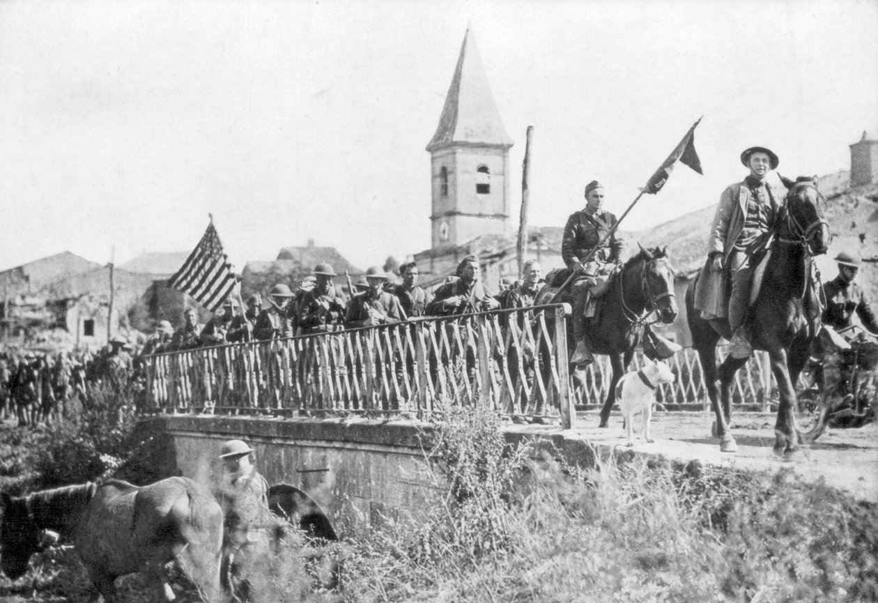 Soldados americanos entrando na vila de Nonsard, perto de Saint-Mihiel, França, de 12 a 15 de setembro de 1918 de Unbekannt