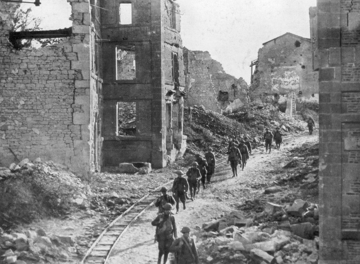 Soldados americanos passando pelas ruínas de Varennes, ofensiva Meuse-Argonne, França, 1918 de Unbekannt