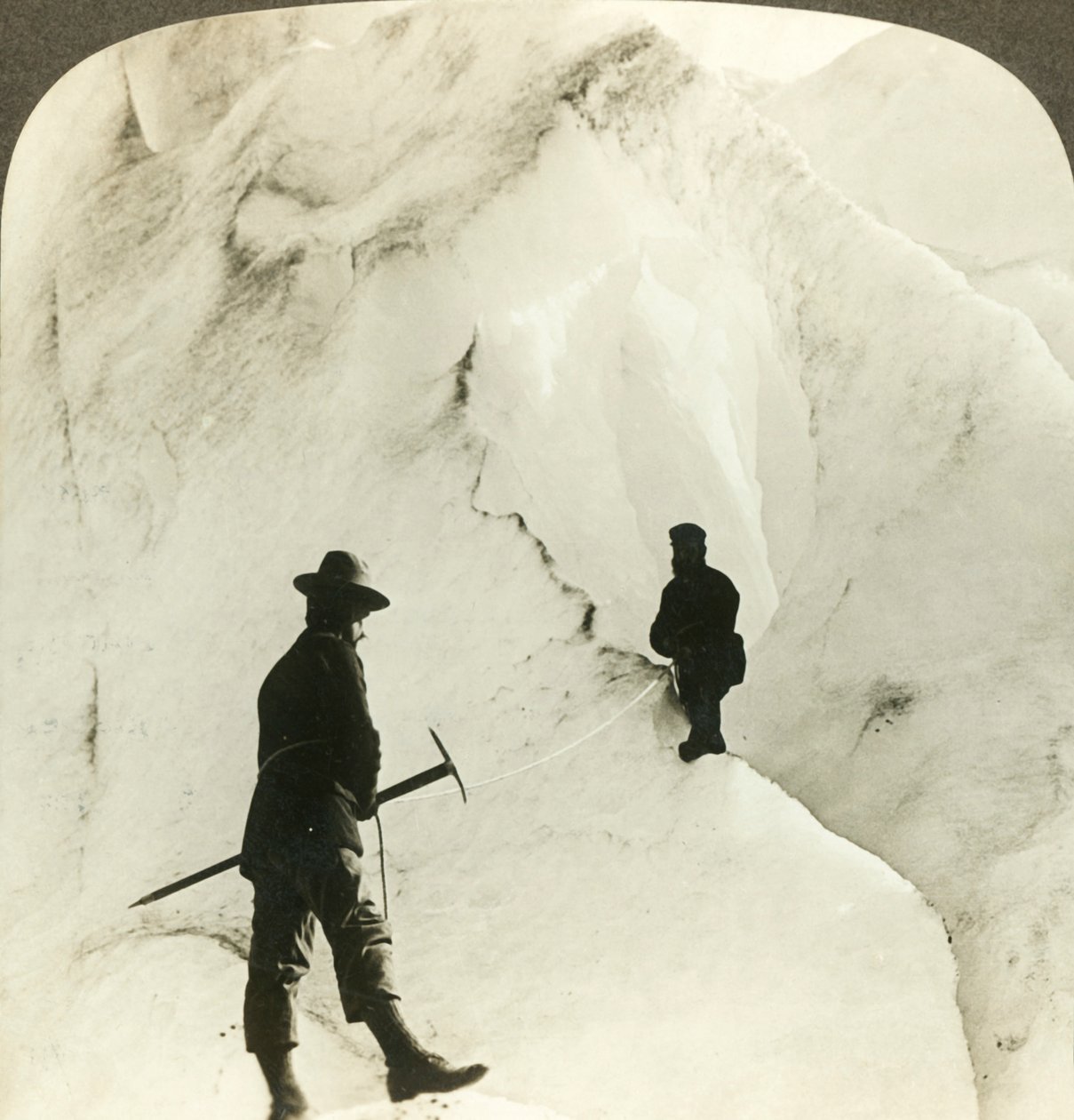 Entre montanhas e abismos de gelo - enormes fendas da geleira Brigsdal, - Noruega, c1905. de Unbekannt