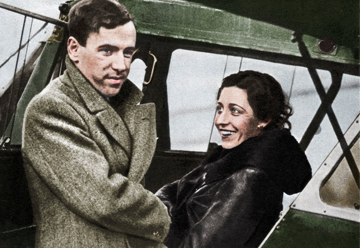 Amy Johnson, aviador britânico, prestes a partir para a Cidade do Cabo, 1932. de Unbekannt