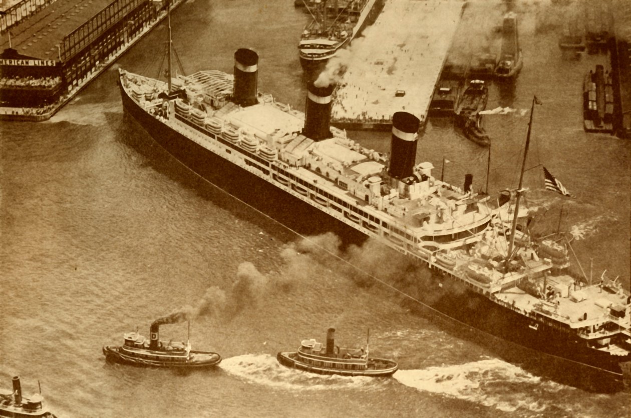Uma fotografia aérea do Leviatã sendo rebocado por pequenos rebocadores em sua doca em Nova York, c1930 de Unbekannt