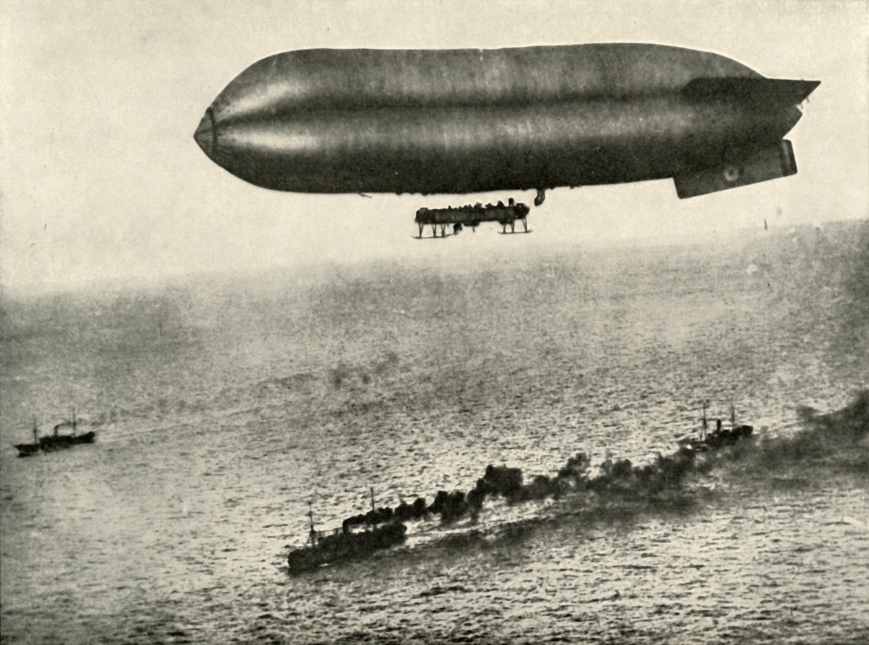 Um dirigível que escolta um comboio, 1919. de Unbekannt