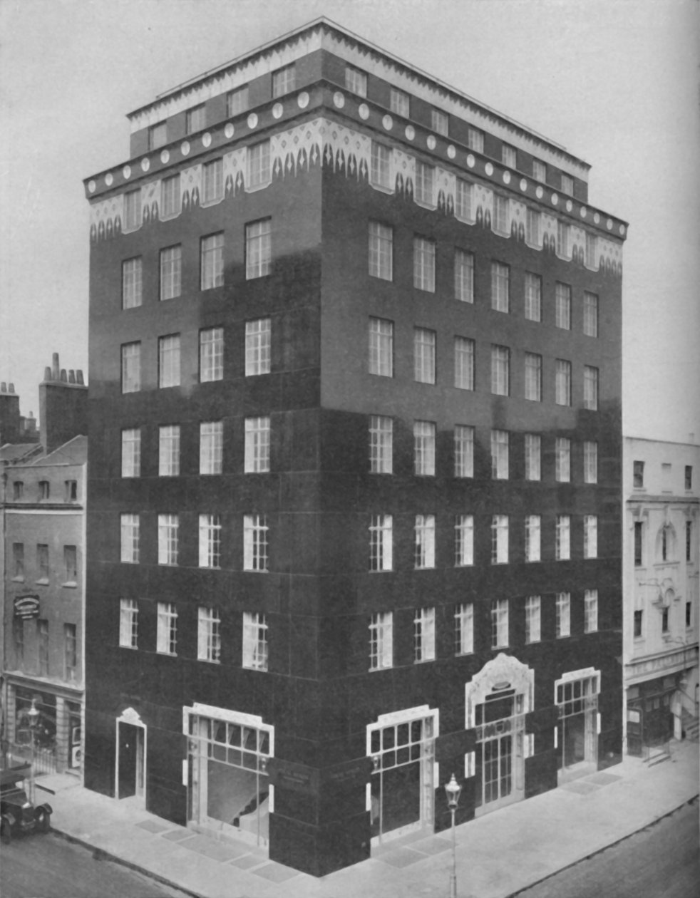 Um prédio todo preto em Londres, aliviado por uma coleira de renda branca, c1935 de Unbekannt