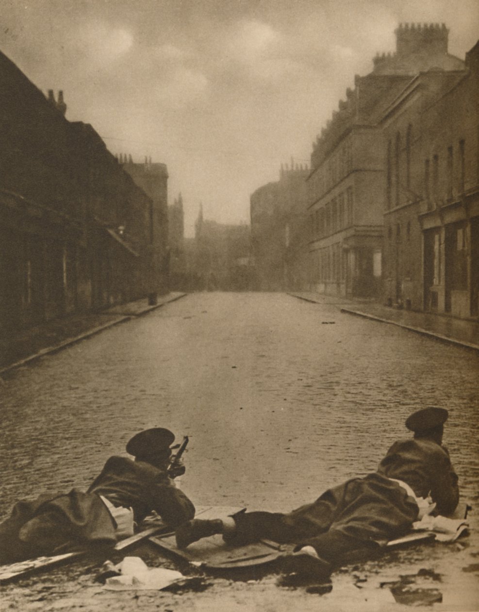 Um episódio do East End: Protetores escoceses em ação na Sydney Street em 1911, c1935. de Unbekannt