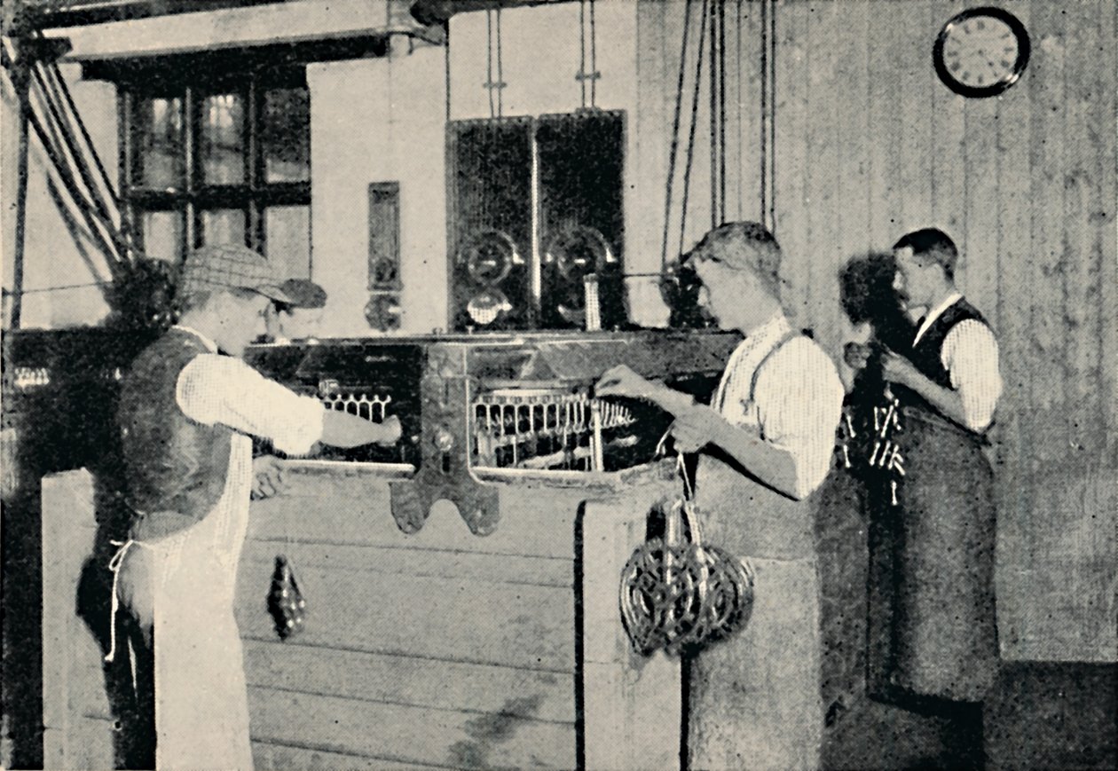 Um equipamento de galvanoplastia, c1917 de Unbekannt