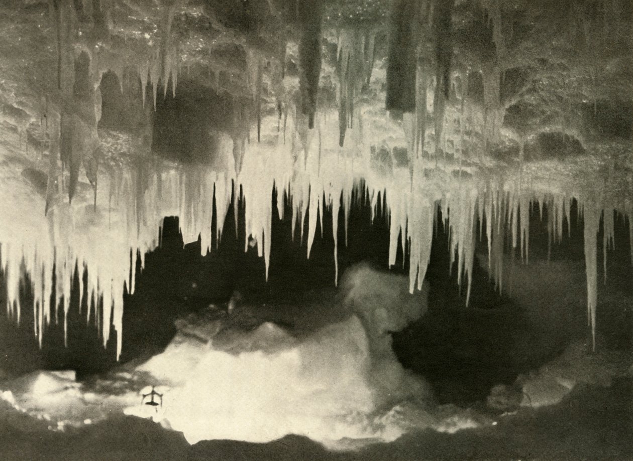 Uma caverna de gelo no inverno, c1908, 1909. de Unbekannt