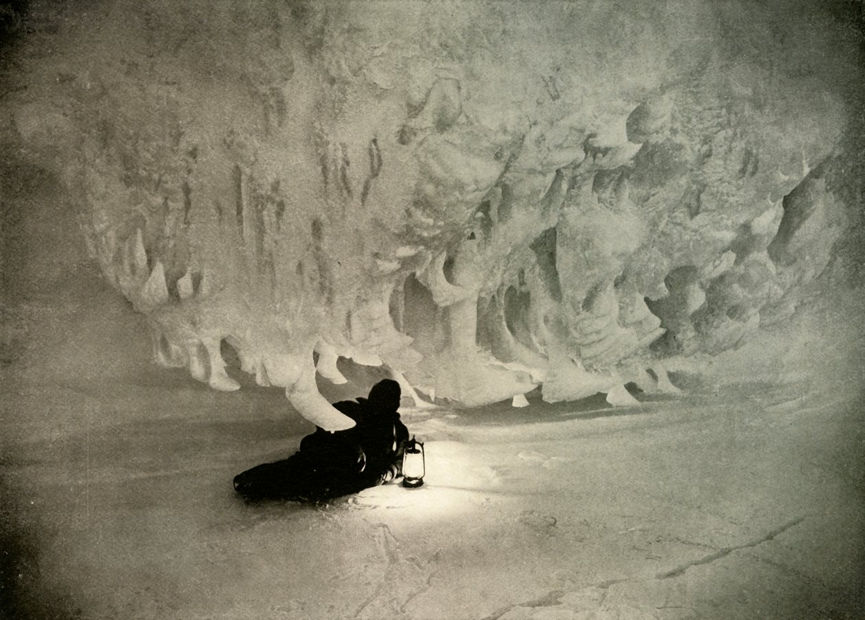 Uma caverna de gelo no inverno, c1908, 1909. de Unbekannt