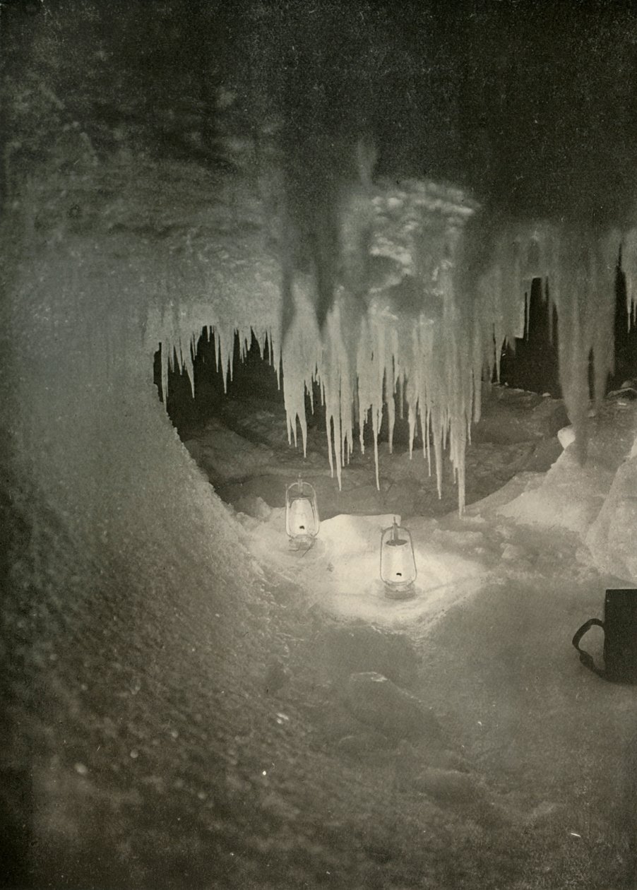 Uma caverna de gelo no inverno. Fotografado pela luz das lâmpadas de furacão, c1908, 1909. de Unbekannt
