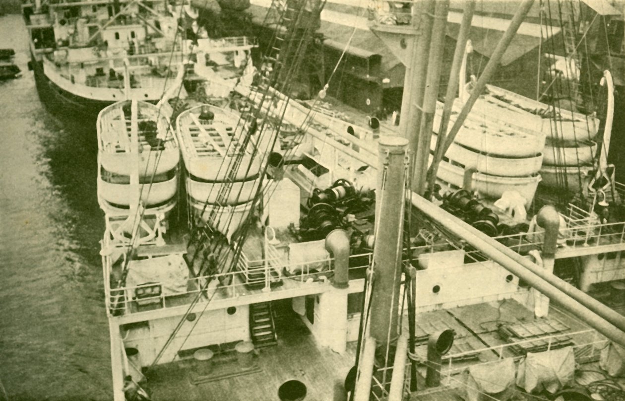 Uma impressionante variedade de barcos a bordo do Leviatã., C1930. de Unbekannt