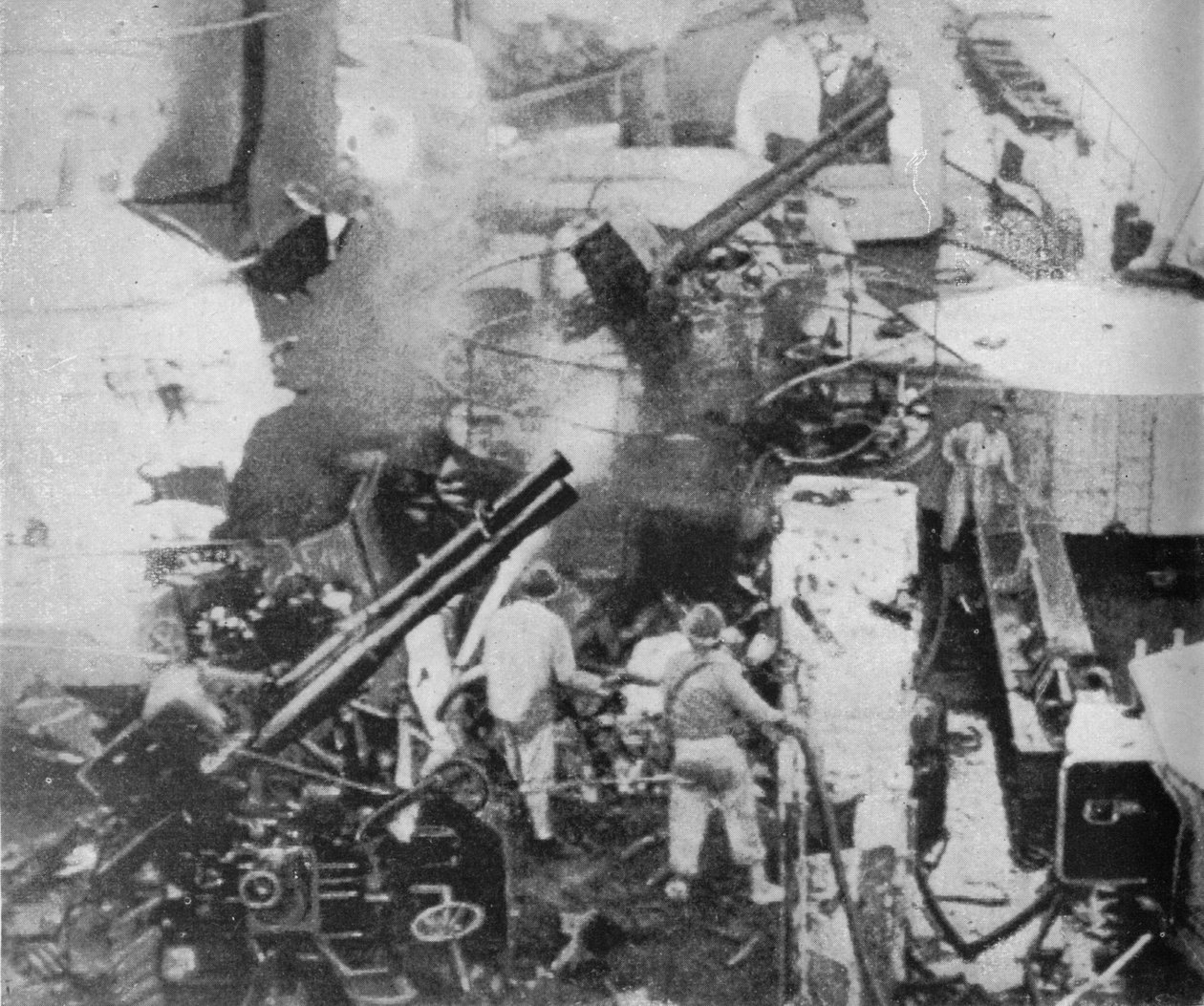 Um navio de guerra italiano é atingido, 1940 1943 de Unbekannt