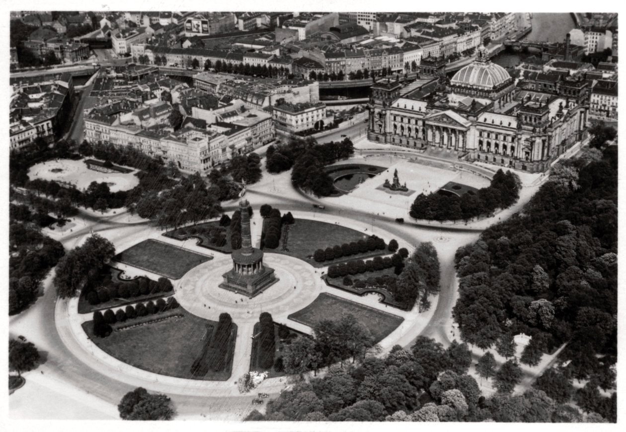 Uma vista aérea da Konigsplatz, Munique, Alemanha, de um Zeppelin, c1931 1933 de Unbekannt