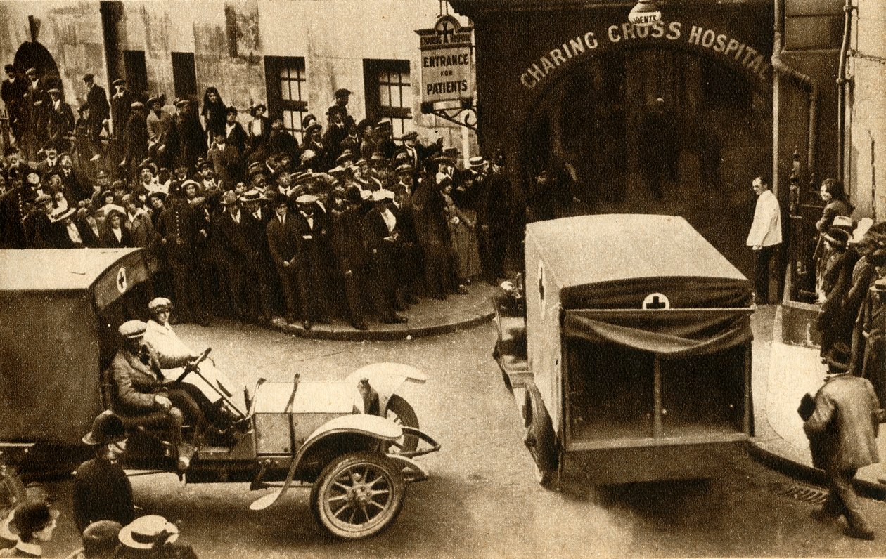 Uma ambulância dirigindo para o Hospital Charing Cross com baixas ..., Londres, 1914, 1933. de Unbekannt