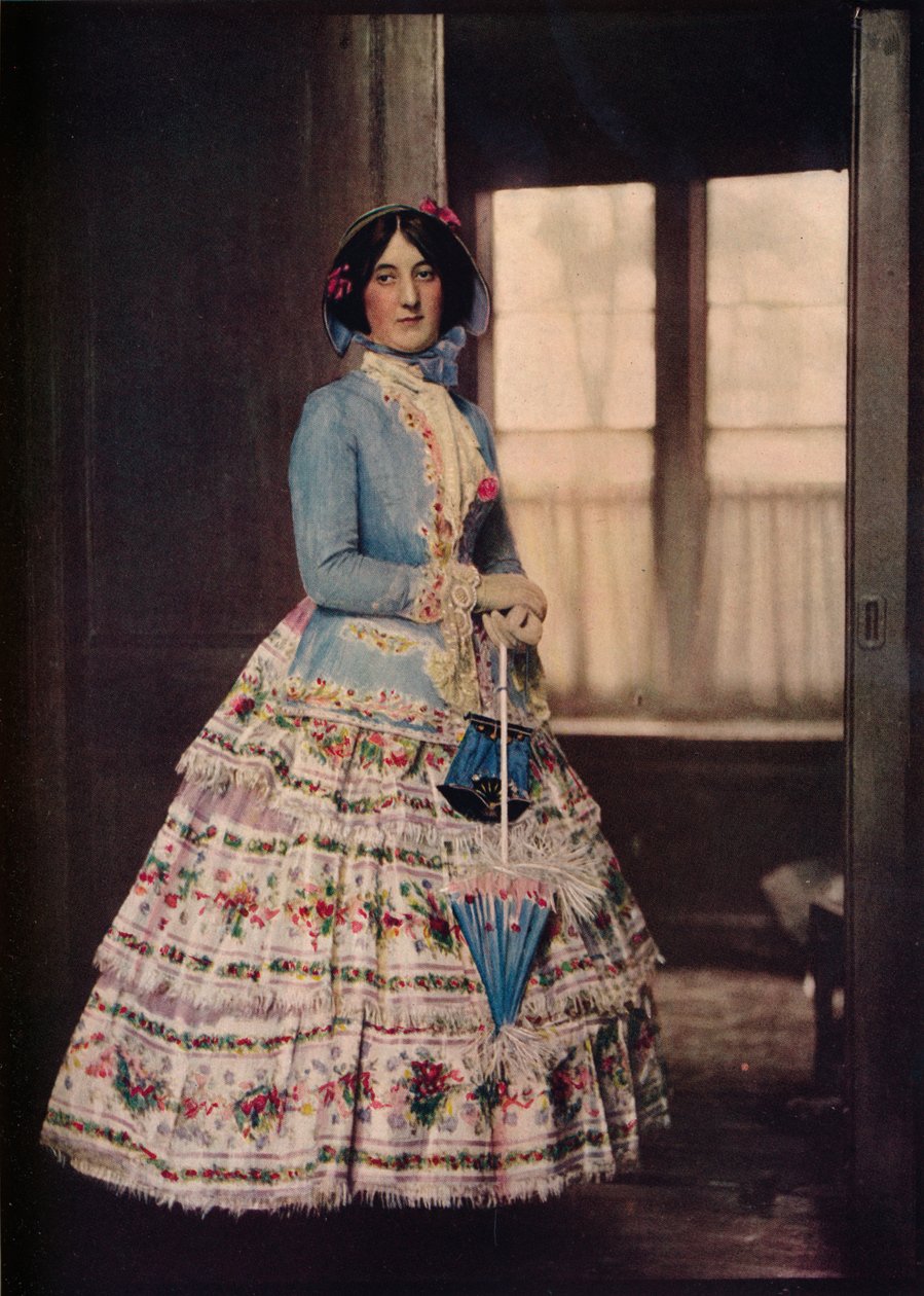 Um casaco bordado, com uma linda saia de gaze de seda. Na moda entre 1850 e 1860, c1913 de Unbekannt