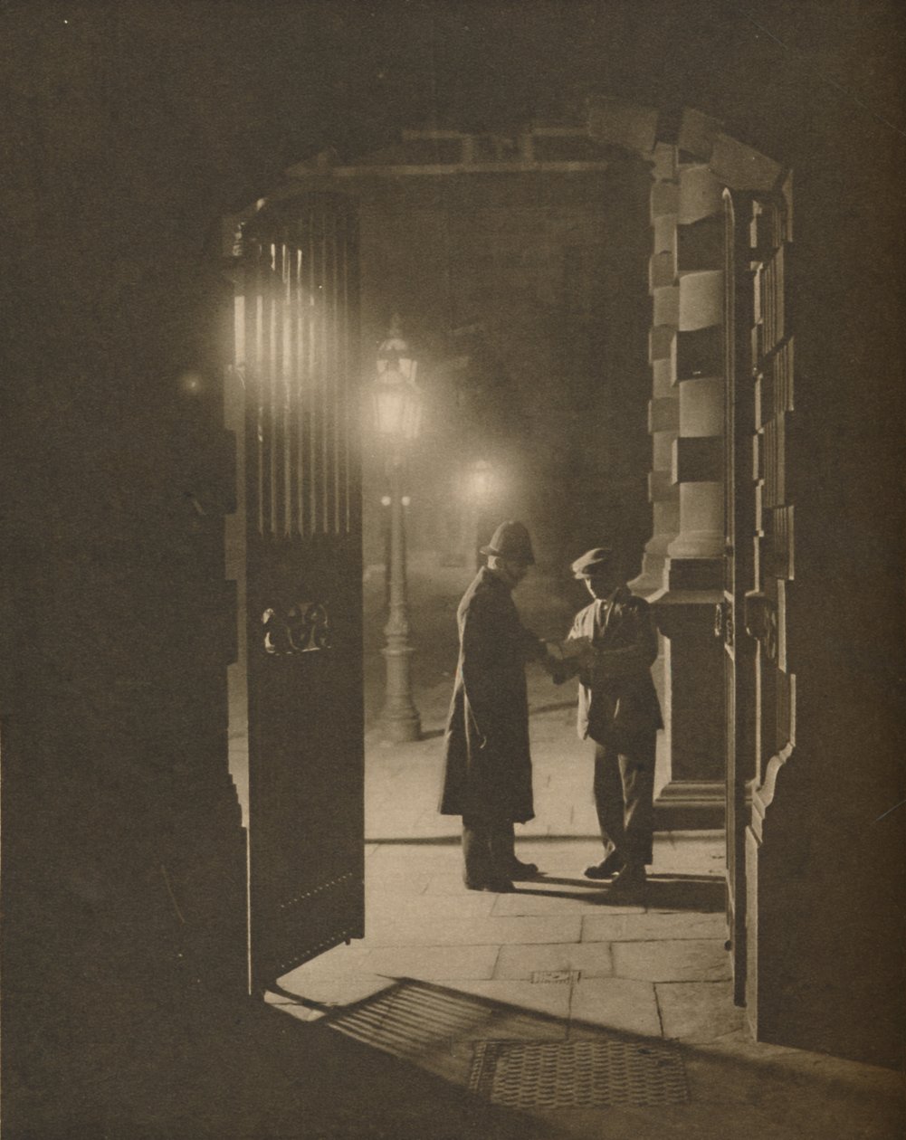 Um incidente no The Yard nas primeiras horas, c1935. de Unbekannt