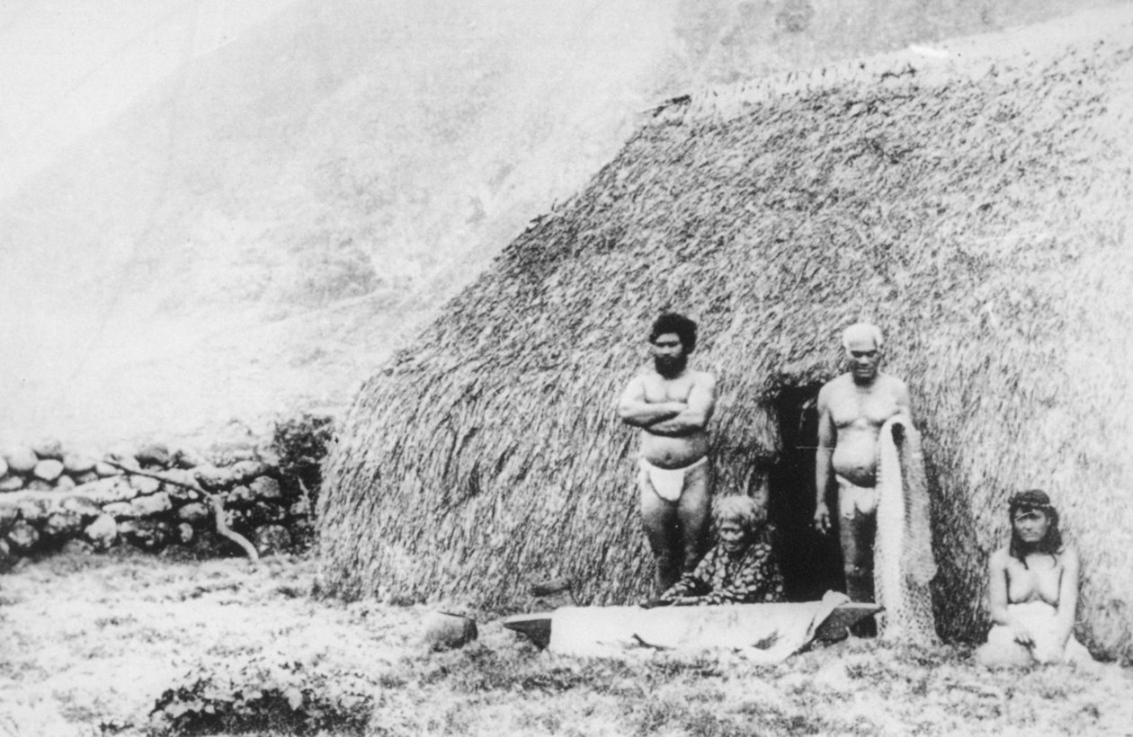 Uma mulher velha batendo tapa na frente de uma casa de capim pili, Kalaupapa, Havaí, século XIX de Unbekannt